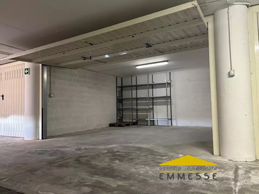 Immagine 3 di Garage in affitto  a Massa