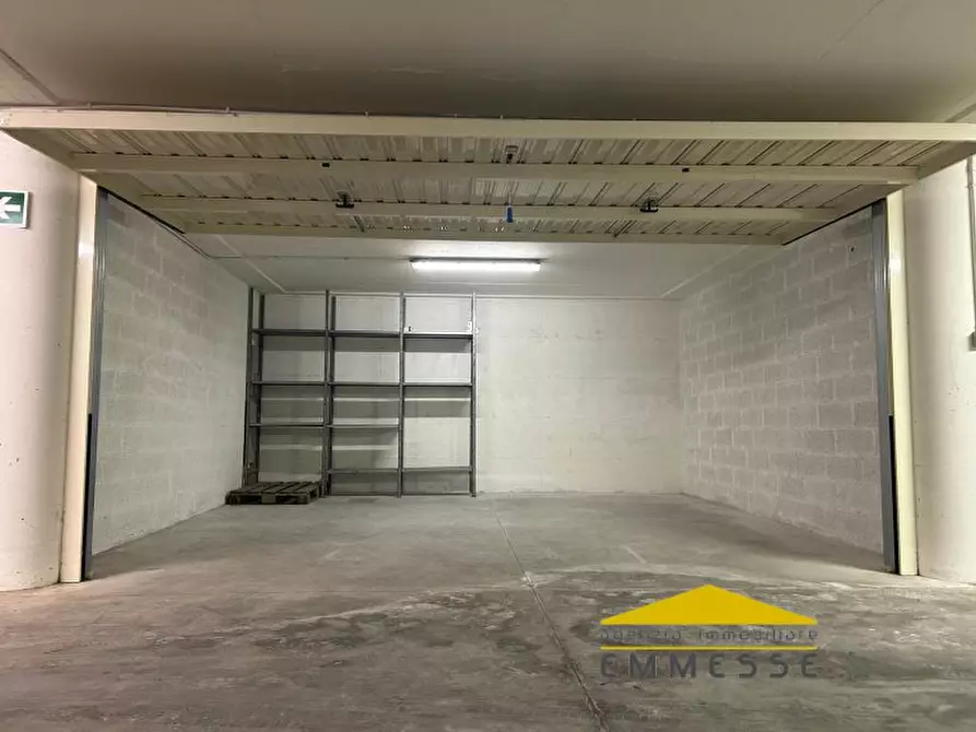 Immagine 1 di Garage in affitto  a Massa