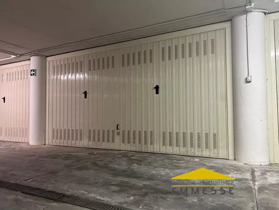 Immagine 4 di Garage in affitto  a Massa