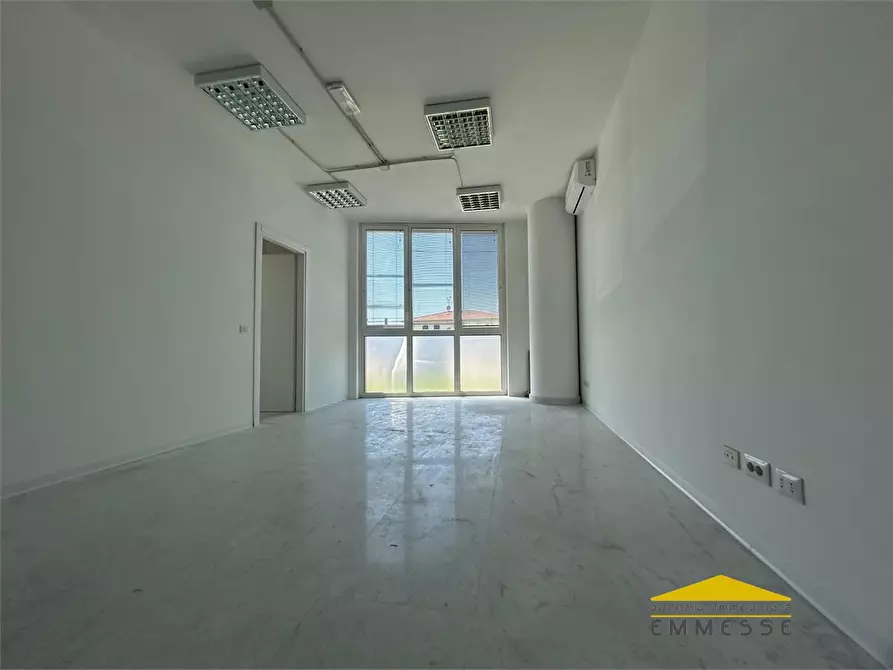 Immagine 2 di Ufficio in affitto  a Massa