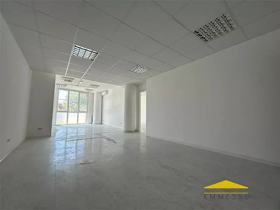 Immagine 6 di Ufficio in affitto  a Massa