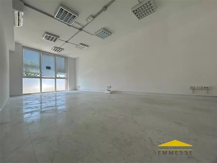 Immagine 1 di Ufficio in affitto  a Massa