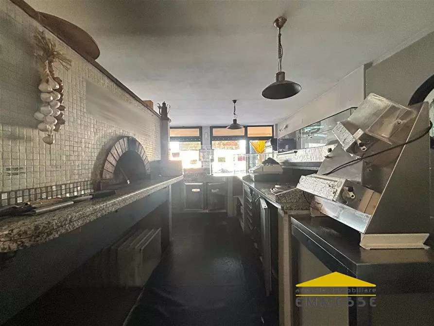 Immagine 7 di Negozio in vendita  a Montignoso