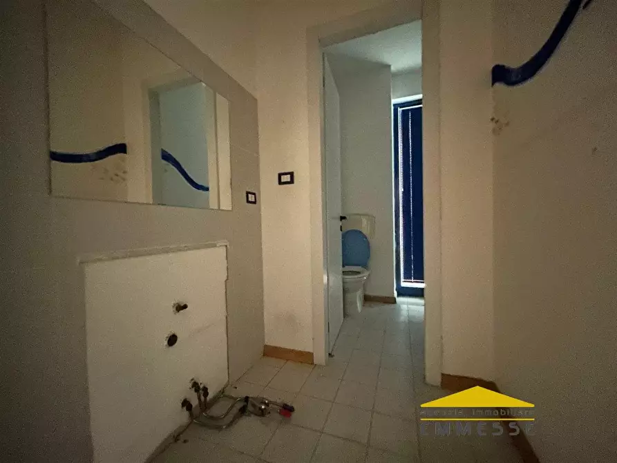 Immagine 9 di Negozio in vendita  a Carrara