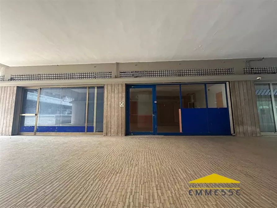 Immagine 1 di Negozio in vendita  a Carrara