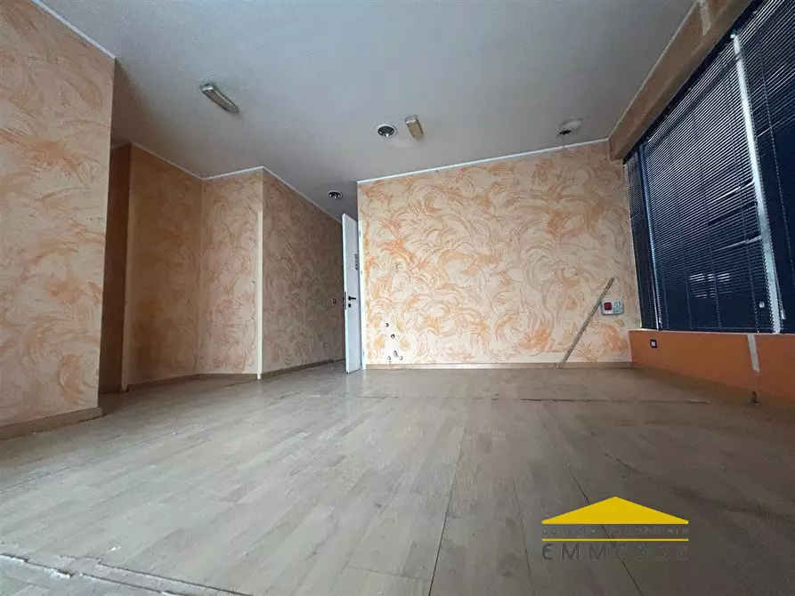 Immagine 8 di Negozio in vendita  a Carrara