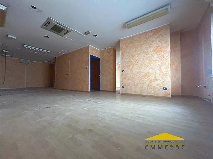 Immagine 5 di Negozio in vendita  a Carrara