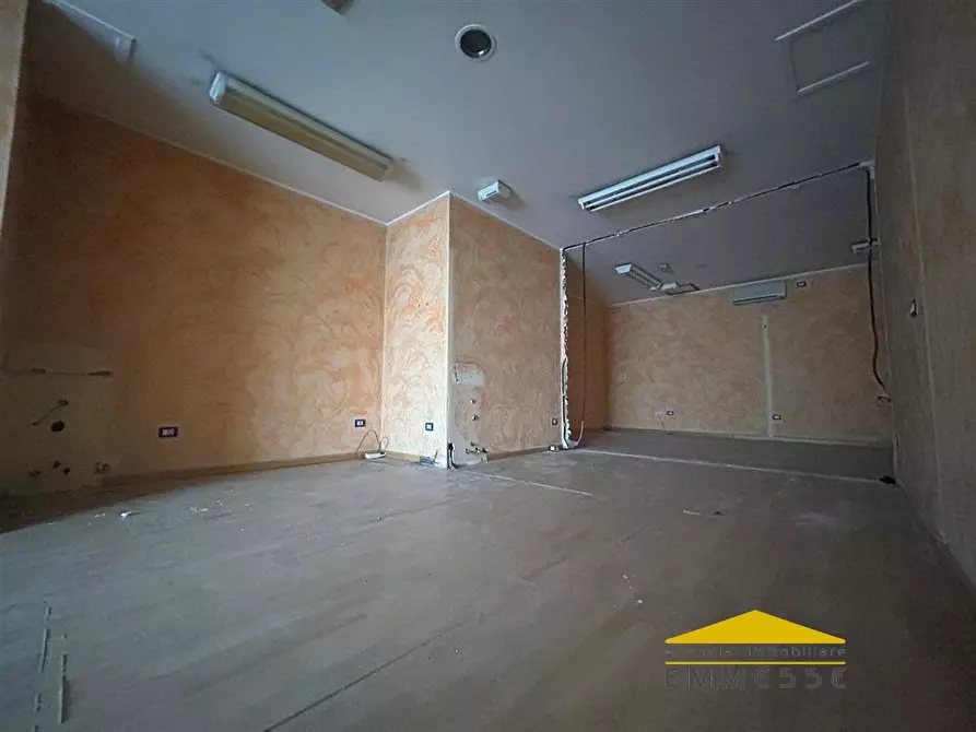 Immagine 6 di Negozio in vendita  a Carrara