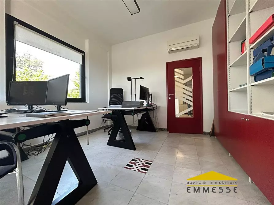 Immagine 8 di Ufficio in vendita  a Massa