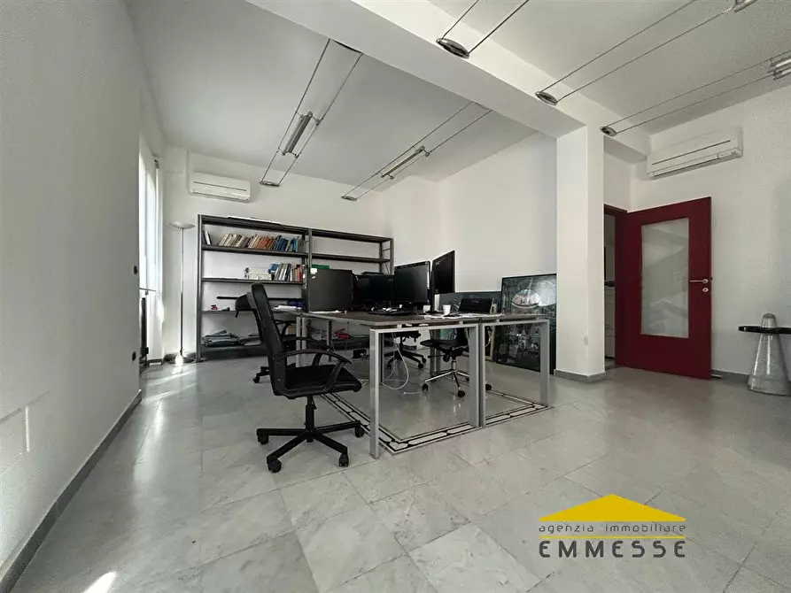Immagine 9 di Ufficio in vendita  a Massa