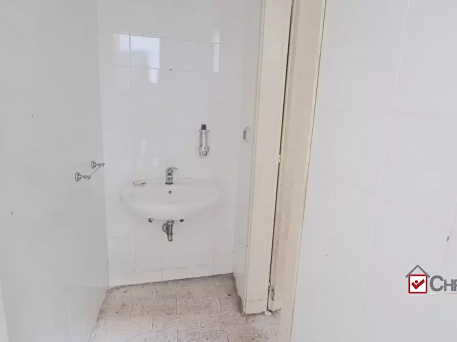 Immagine 4 di Negozio in vendita  a Messina