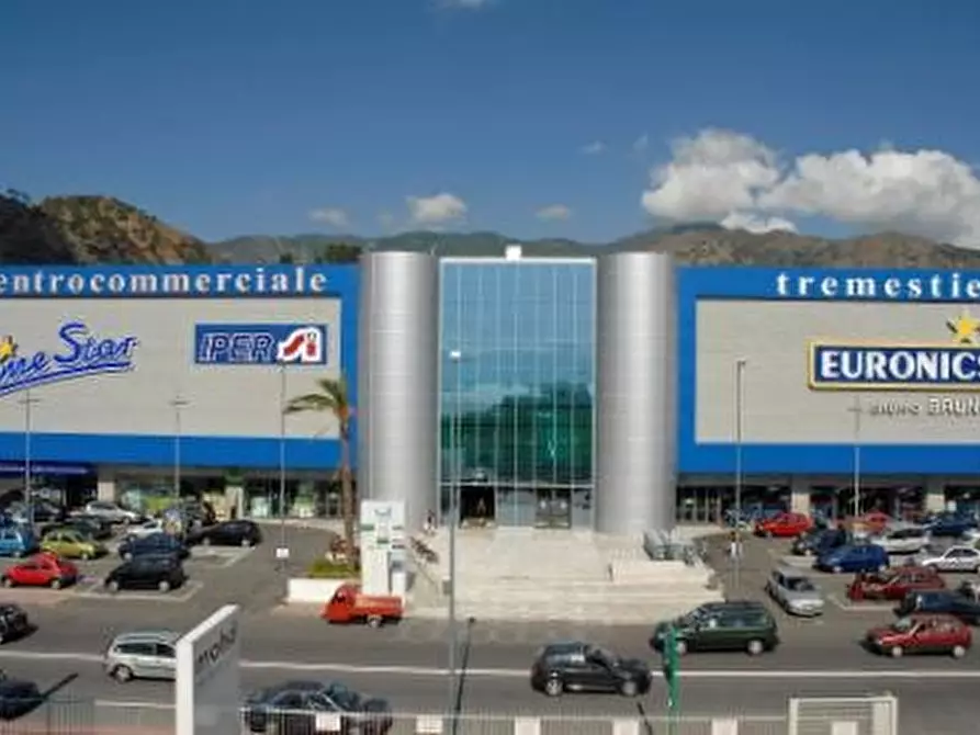 Immagine 1 di Negozio in vendita  a Messina