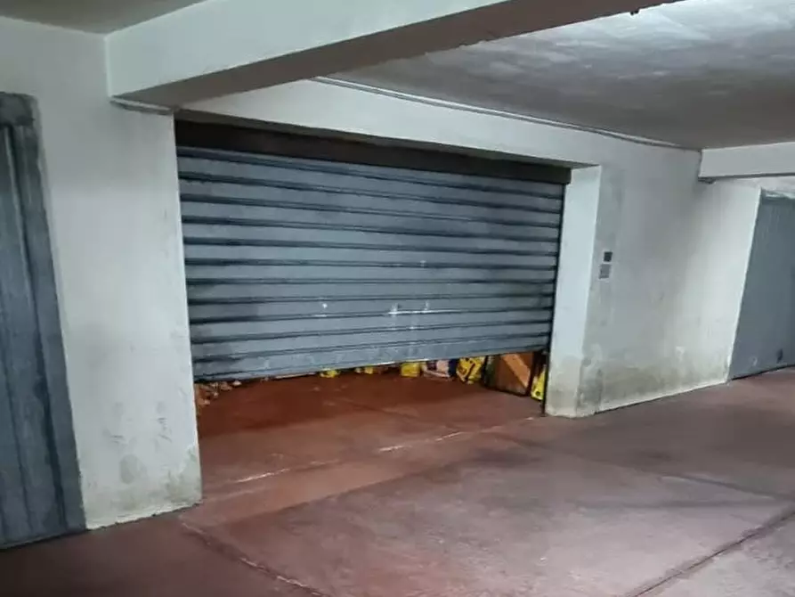 Immagine 3 di Garage in vendita  a Gravina Di Catania