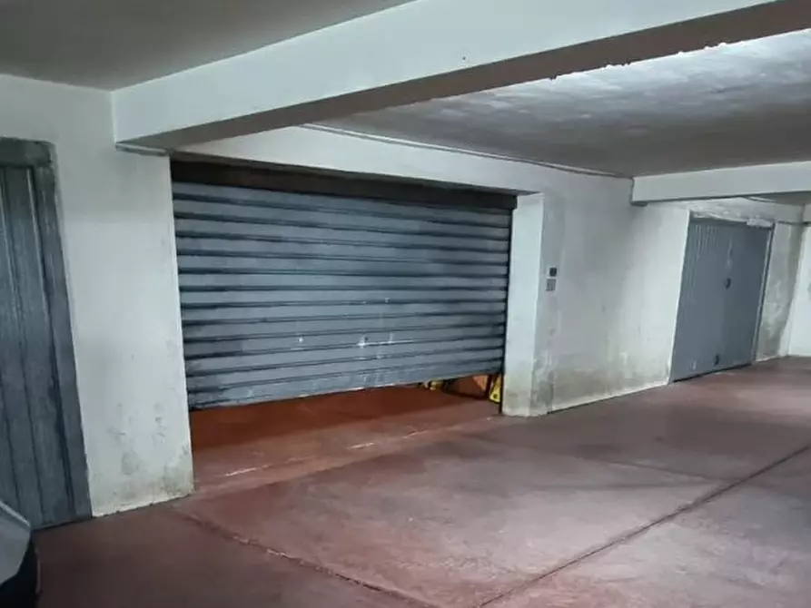 Immagine 5 di Garage in vendita  a Gravina Di Catania
