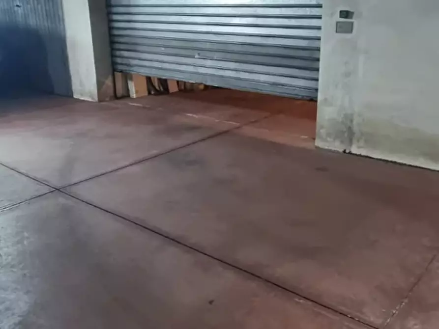 Immagine 7 di Garage in vendita  a Gravina Di Catania