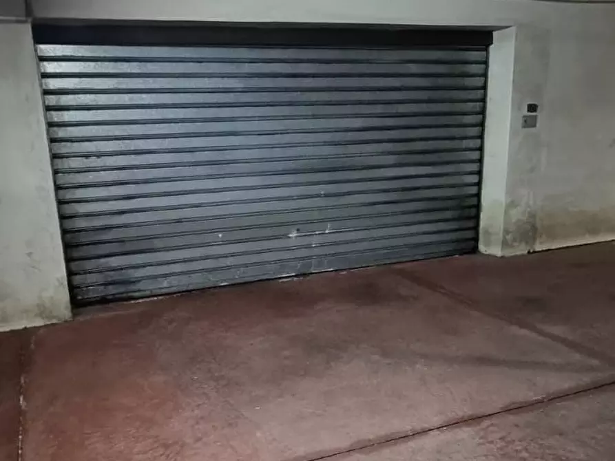 Immagine 4 di Garage in vendita  a Gravina Di Catania