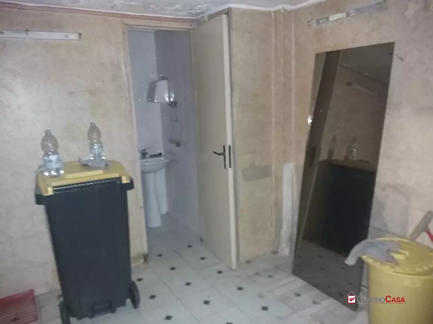 Immagine 10 di Negozio in vendita  a Messina