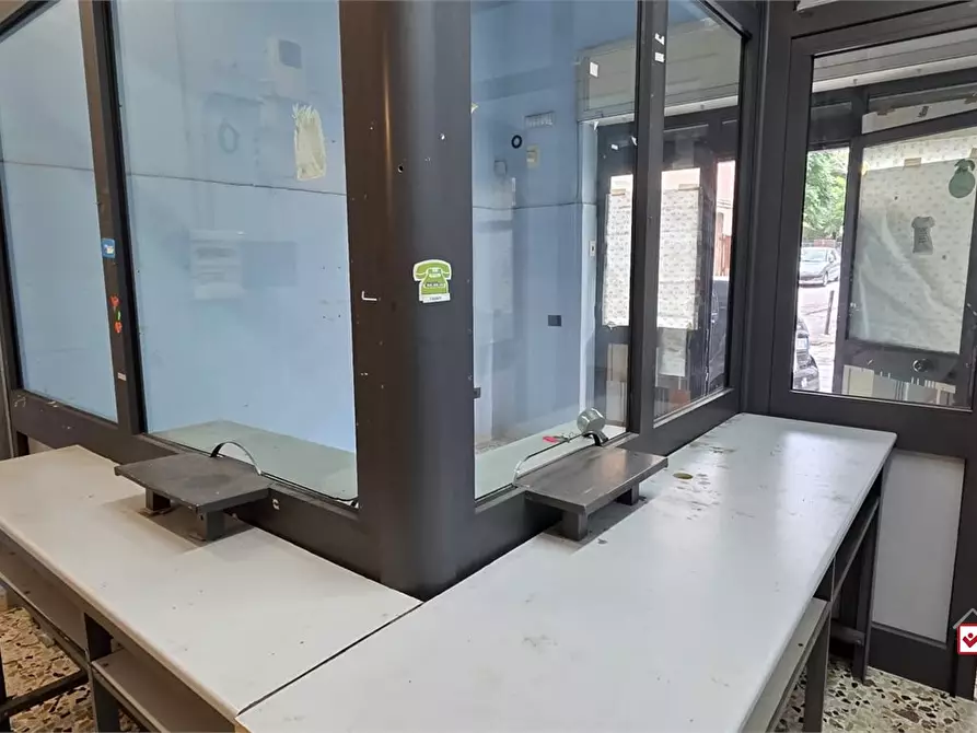 Immagine 7 di Negozio in vendita  366 a Messina