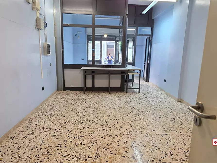 Immagine 2 di Negozio in vendita  366 a Messina