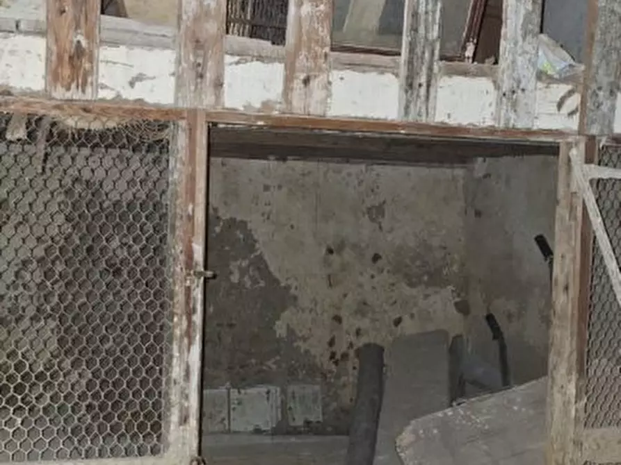 Immagine 8 di Magazzino in vendita  a Messina
