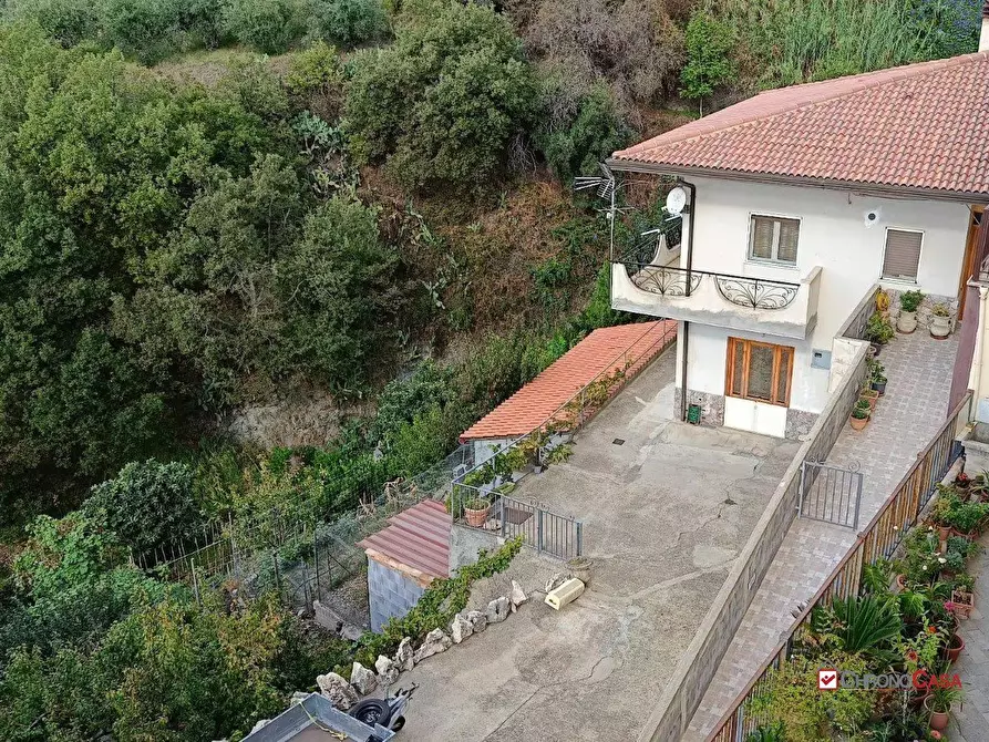 Immagine 2 di Villa in vendita  a Ali' Terme