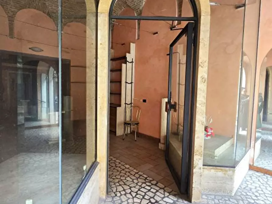 Immagine 9 di Negozio in vendita  a Terni