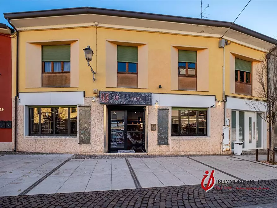 Immagine 1 di Negozio in vendita  a Valeggio Sul Mincio