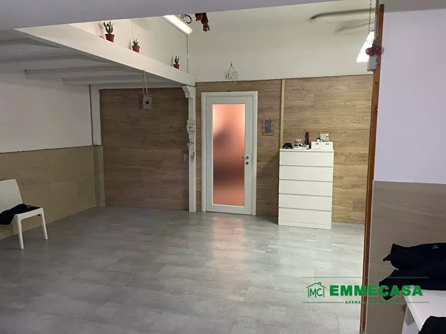 Immagine 3 di Magazzino in vendita  a Valenzano