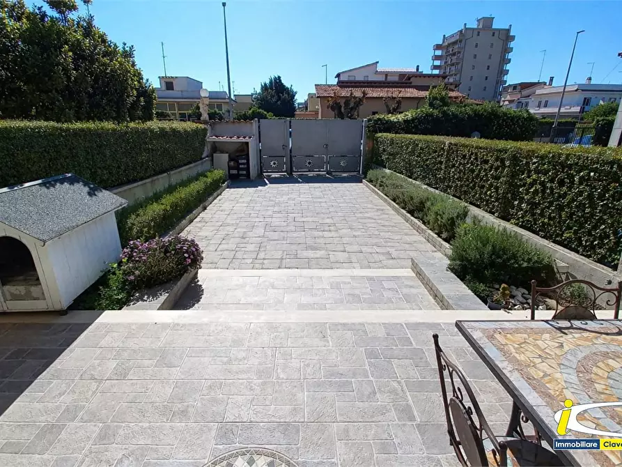 Immagine 1 di Villa in vendita  a Ladispoli