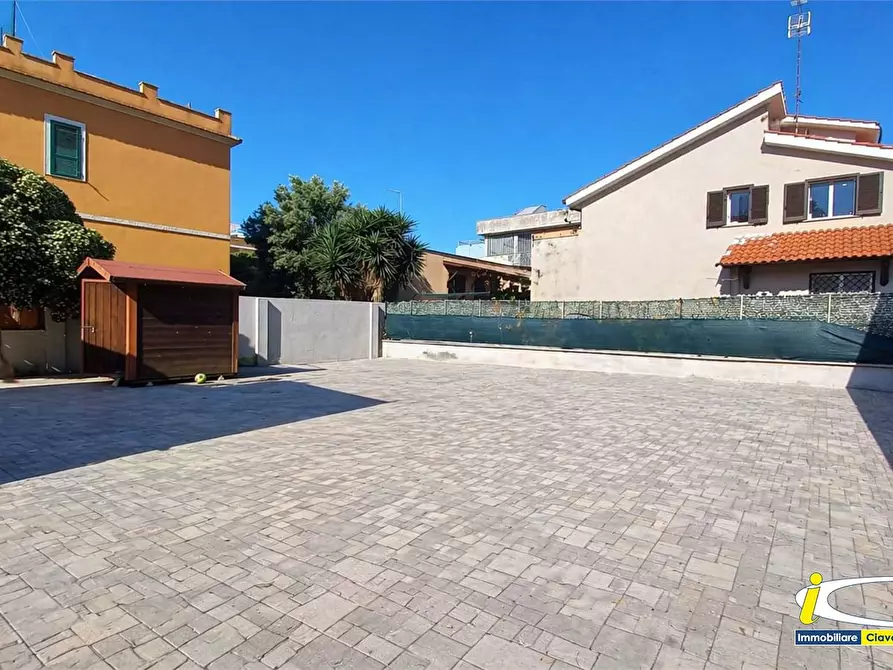 Immagine 2 di Villa in vendita  a Ladispoli