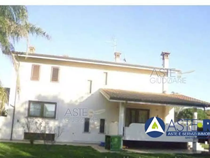 Immagine 2 di Villa in vendita  a Sabaudia