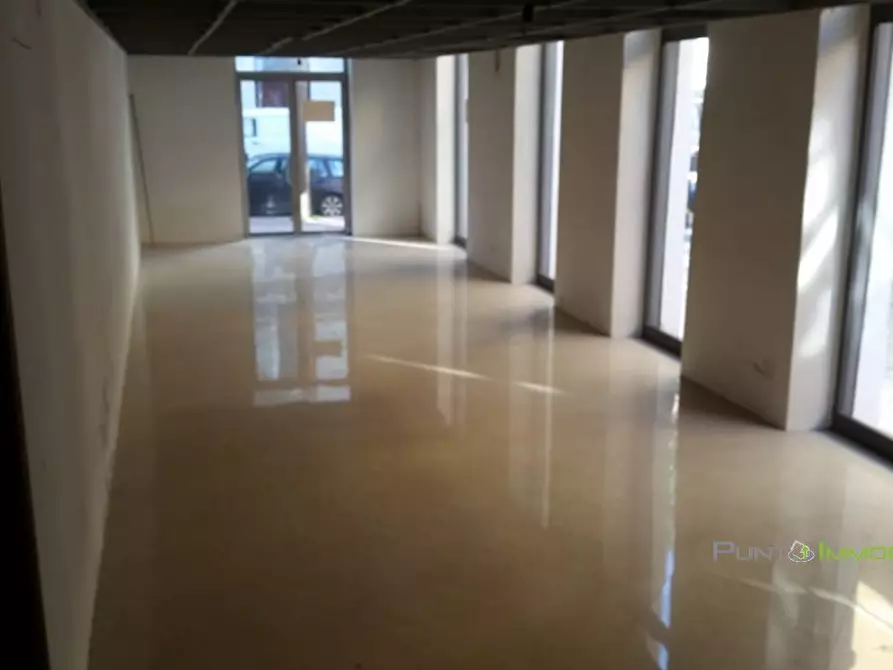 Immagine 2 di Negozio in affitto  121 a Brindisi