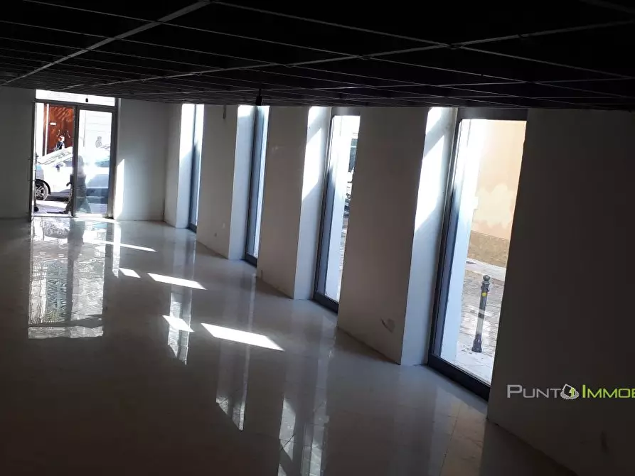 Immagine 3 di Negozio in affitto  121 a Brindisi