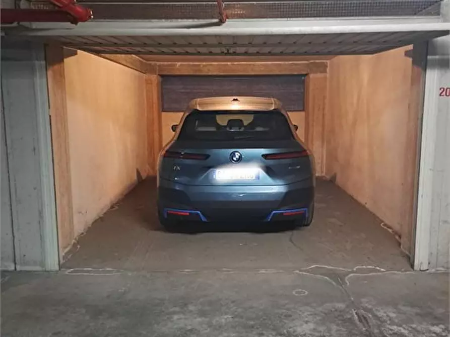 Immagine 2 di Garage in vendita  6 a Lecce