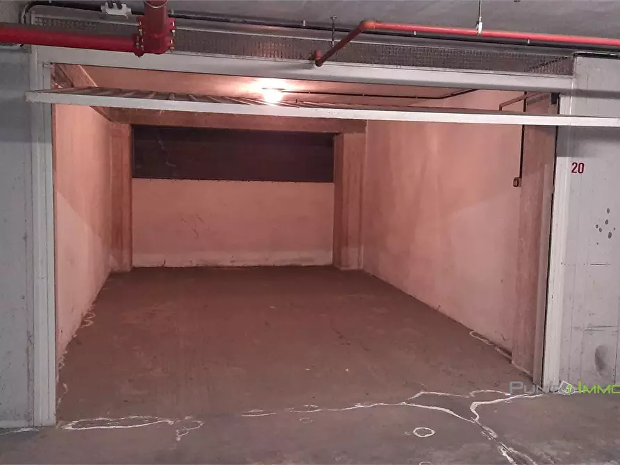 Immagine 1 di Garage in vendita  6 a Lecce
