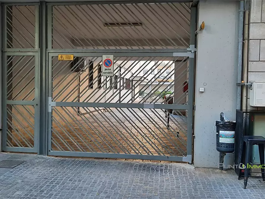 Immagine 9 di Garage in vendita  6 a Lecce