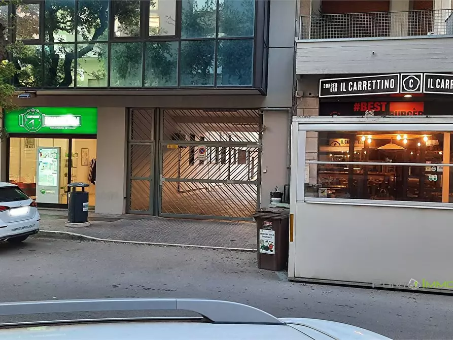 Immagine 8 di Garage in vendita  6 a Lecce
