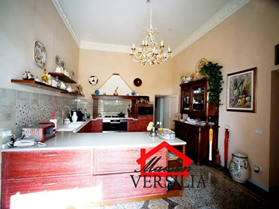 Immagine 8 di Villa in vendita  a Massa