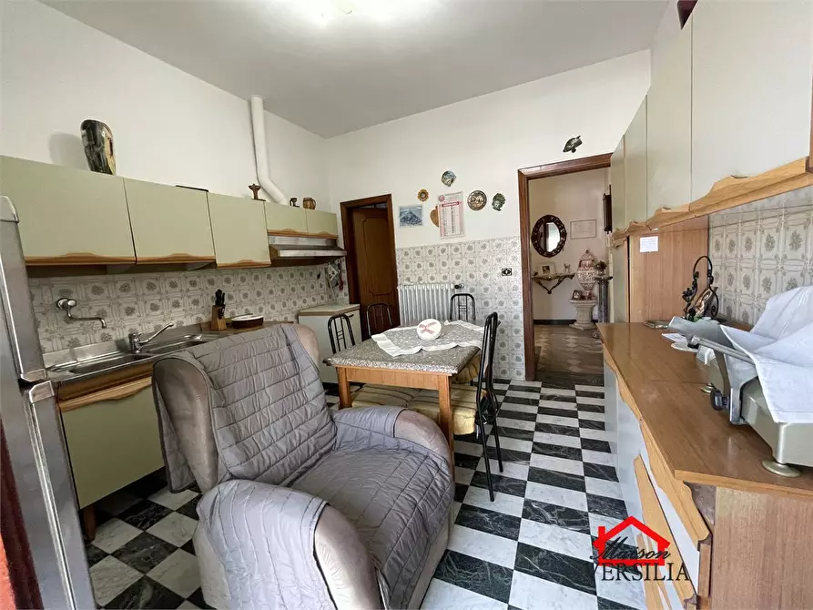 Immagine 6 di Villa in vendita  a Carrara
