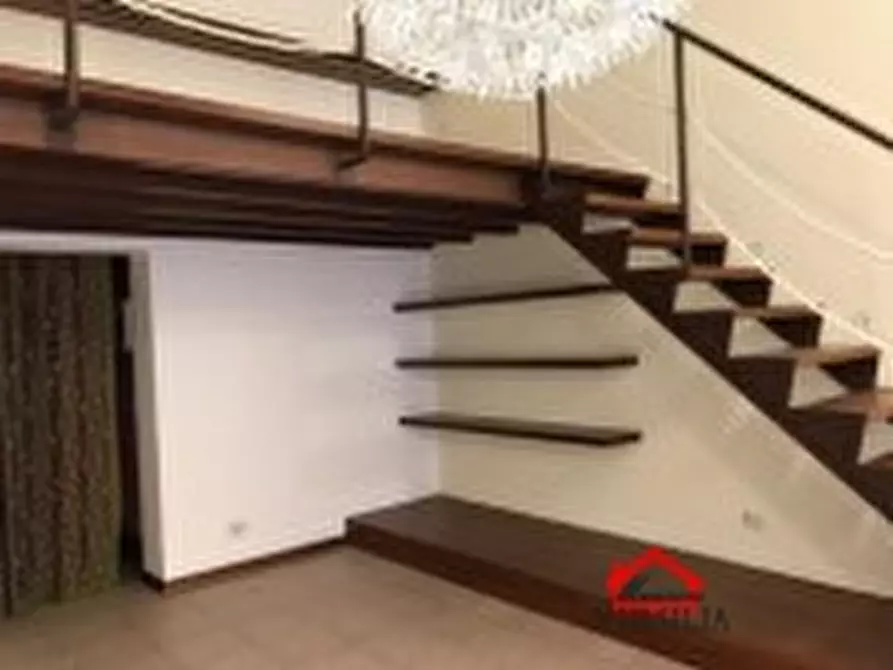 Immagine 1 di Negozio in vendita  a Massa