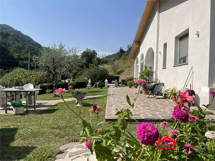Immagine 1 di Villa in vendita  a Massa