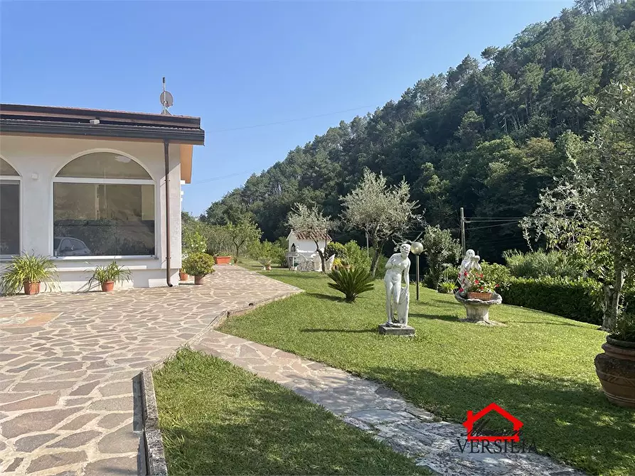 Immagine 2 di Villa in vendita  a Massa