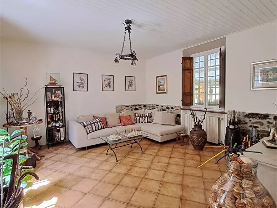 Immagine 1 di Villa in vendita  a Massarosa