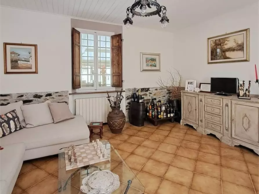 Immagine 2 di Villa in vendita  a Massarosa