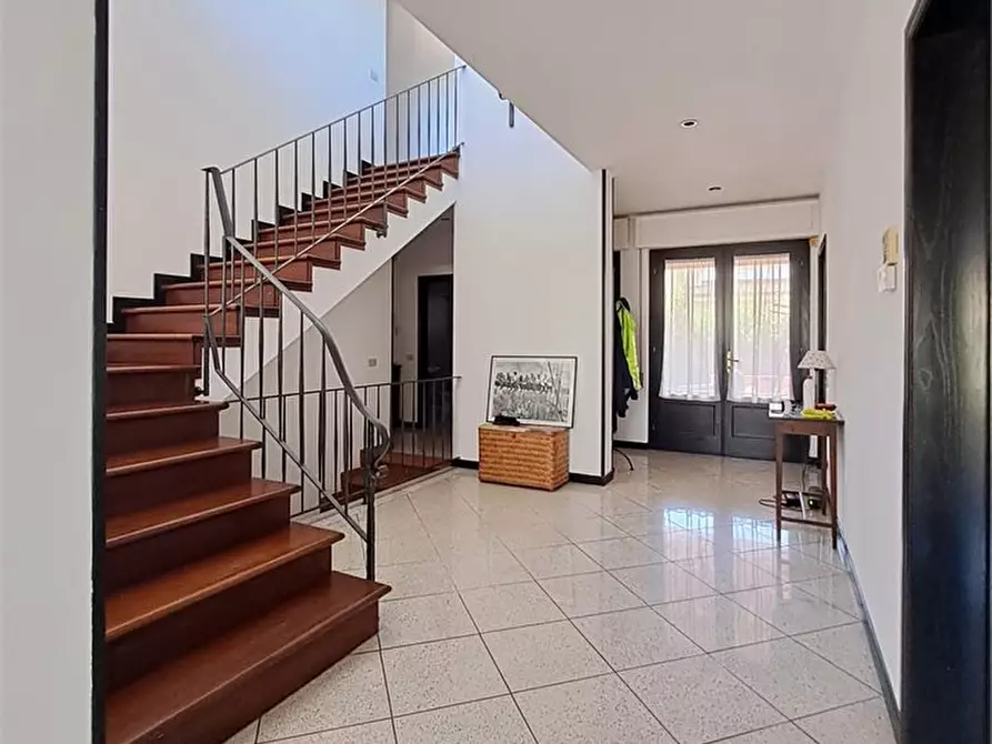 Immagine 2 di Villa in vendita  a Massarosa