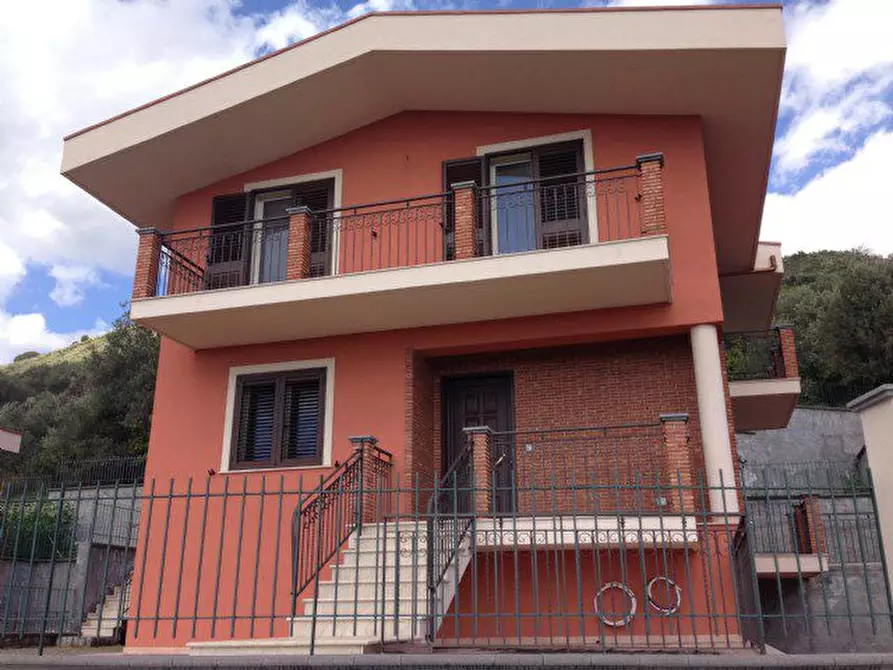 Immagine 3 di Villa in vendita  a Furci Siculo