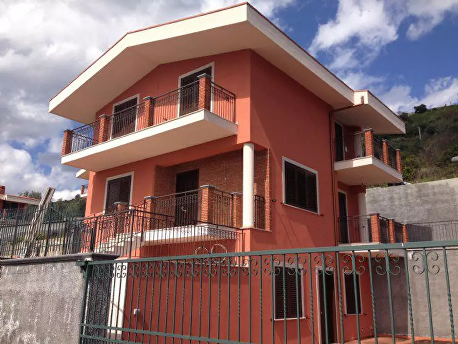 Immagine 2 di Villa in vendita  a Furci Siculo