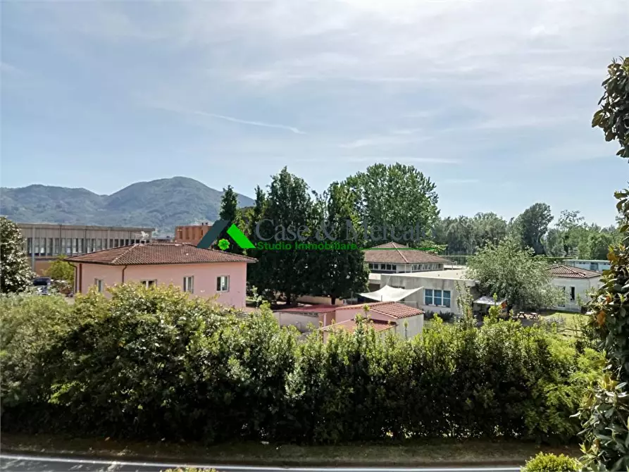 Immagine 10 di Appartamento in vendita  a Lucca