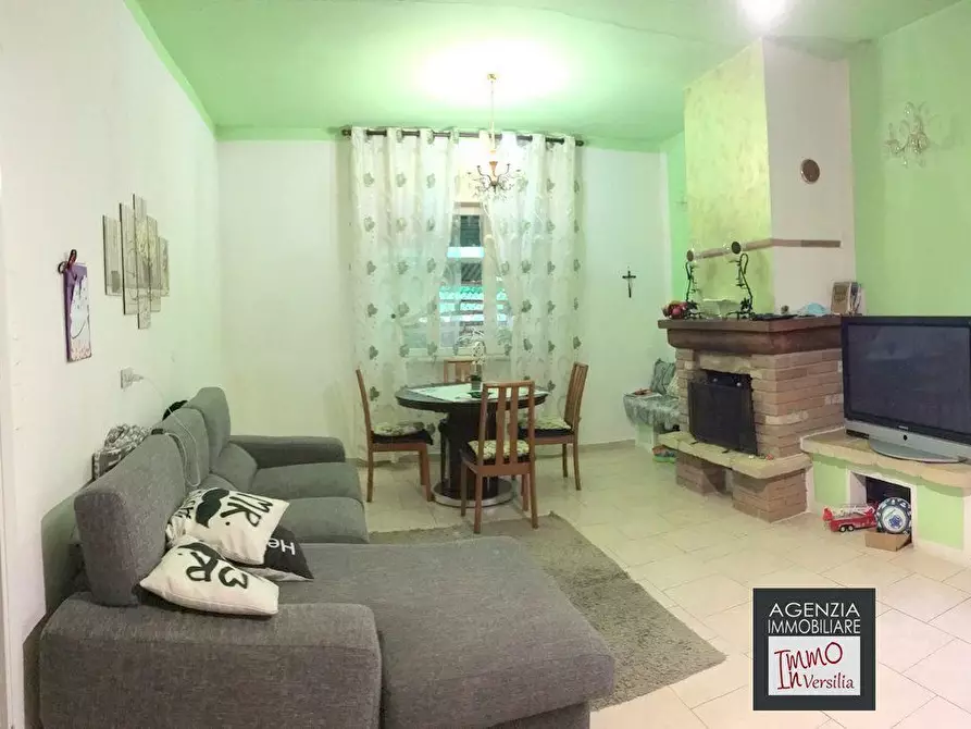 Immagine 1 di Villa in vendita  a Massarosa