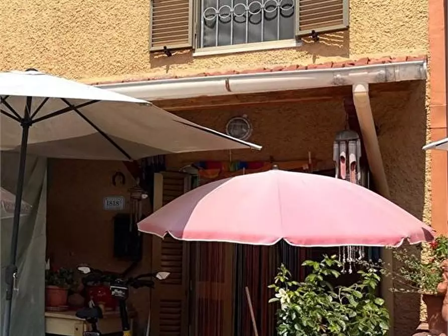 Immagine 1 di Villa in vendita  a Massarosa